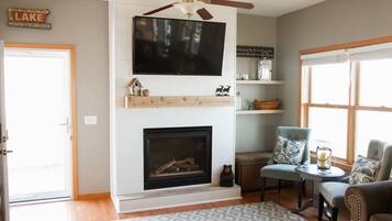 Smart TV, chimenea, reproductor de DVD y videoteca