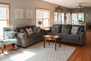 TV connectée, cheminée, lecteur de DVD, vidéothèque