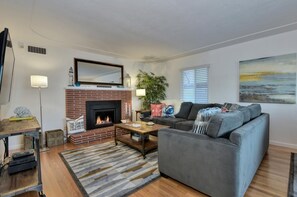 Smart TV, lareira, DVD player