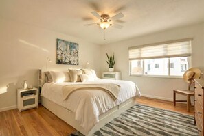 3 bedrooms, desk, WiFi, bed sheets