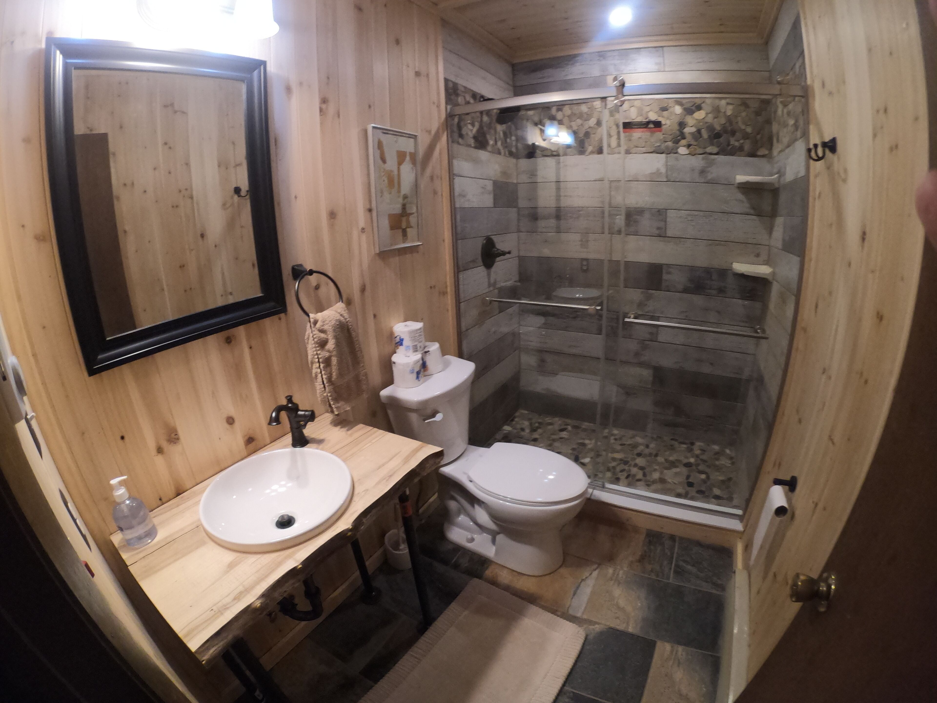 Bushkill Creek Waterfront Chalet - 