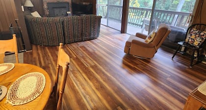 Bushkill Creek Waterfront Chalet Near Bushkill Falls
