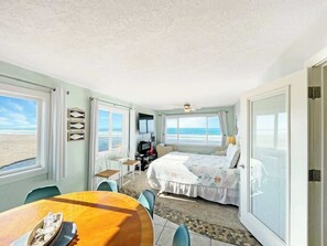 1 bedroom, iron/ironing board, WiFi, bed sheets - Oceanfront Penthouse Suite With Panoramic Views - Pool and Sauna - Sleeps 6! (Lincoln City)