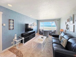 TV, offices - Oceanfront Penthouse Suite With Panoramic Views - Pool and Sauna - Sleeps 6! (Lincoln City)