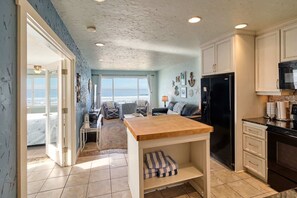Fridge, microwave, oven, stovetop - Oceanfront Penthouse Suite With Panoramic Views - Pool and Sauna - Sleeps 6! (Lincoln City)