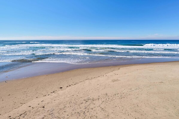 Beach nearby - Oceanfront Penthouse Suite With Panoramic Views - Pool and Sauna - Sleeps 6! (Lincoln City)