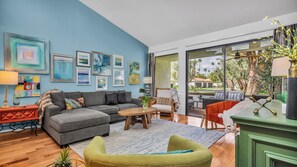 Platt-tv, dvd-spelare, böcker och ett filmbibliotek