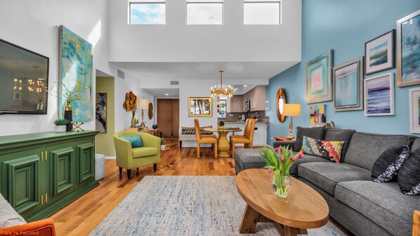 Platt-tv, dvd-spelare, böcker och ett filmbibliotek