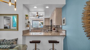 Kylskåp, mikrovågsugn, ugn och spishäll