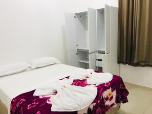 Minibar, tabla de planchar con plancha, wifi gratis y ropa de cama