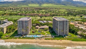 Une station balnéaire dotée d’immeubles de grande hauteur, d’une plage et d’un parcours de golf.