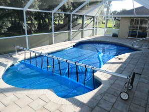 Utomhuspool och uppvärmd pool