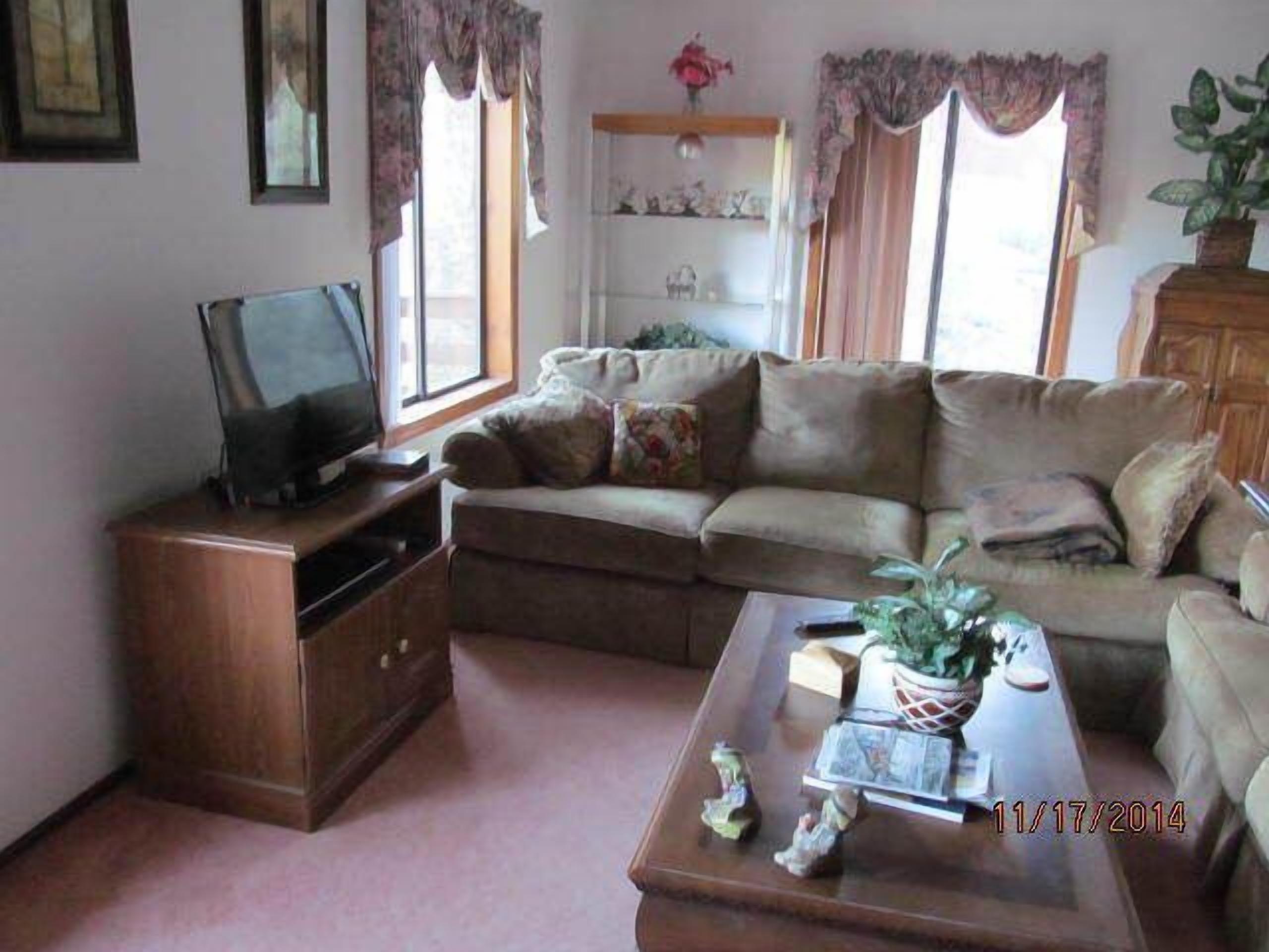 Gorgeous tri-level at 6000 feet, sleeps 6, 3 bedroom, 2-1/2 bath, huge decks.