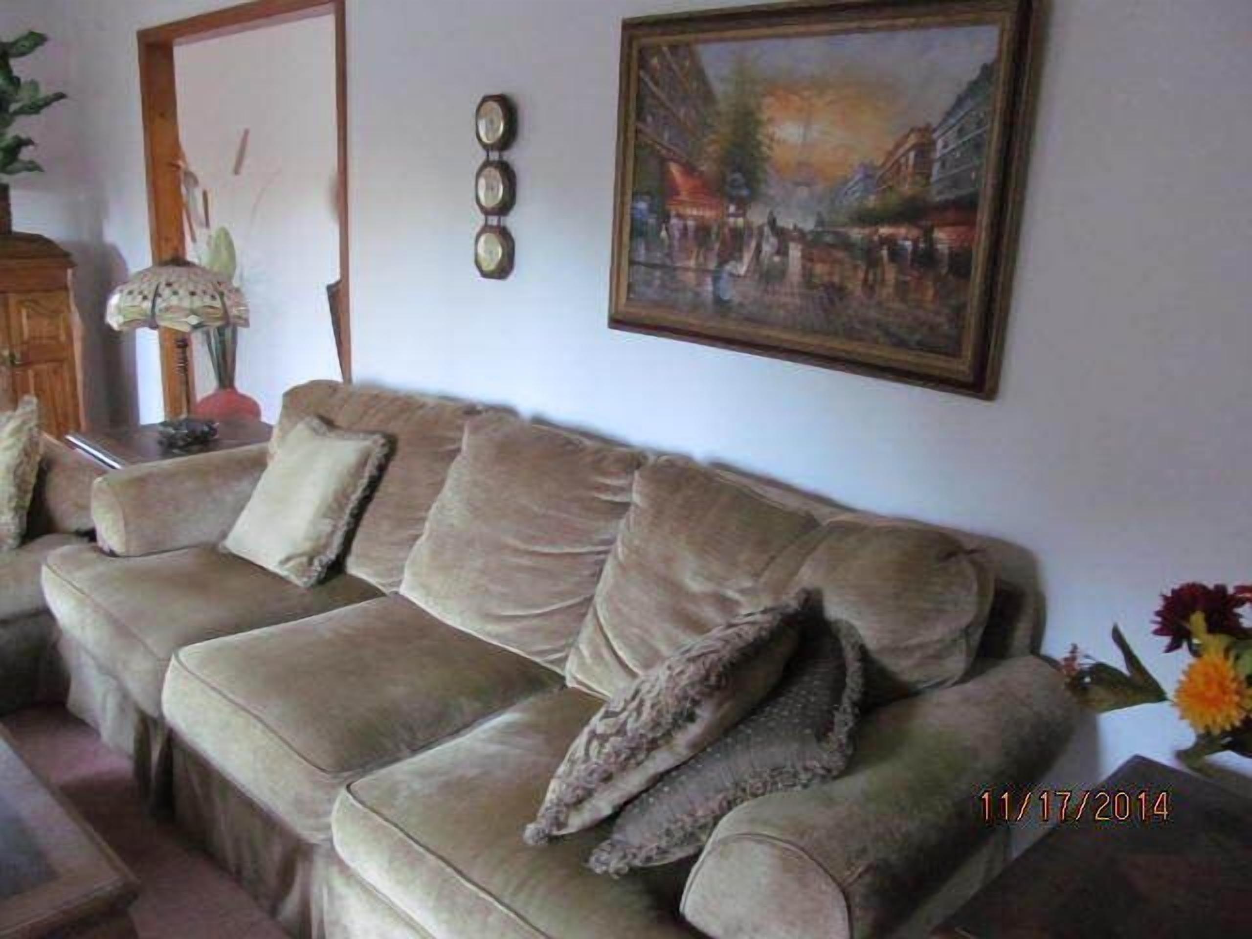 Gorgeous tri-level at 6000 feet, sleeps 6, 3 bedroom, 2-1/2 bath, huge decks.