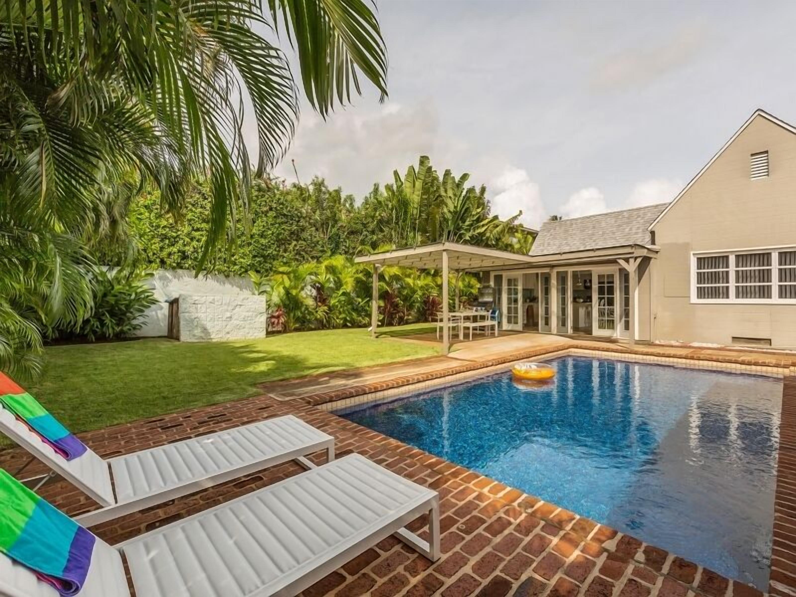 Ho'okipa Villa: Historic Home+guest cottage in Kahala near the Beach w/Pool & AC