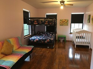 4 bedrooms, desk, iron/ironing board, free WiFi - RETREAT NEXT TO FLAT CREEK WINERY, Pool,Billiard Table,Outdoor Kitchen, Fire Pit (Marble Falls)