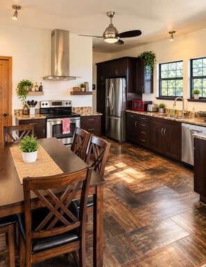 Private kitchen - RETREAT NEXT TO FLAT CREEK WINERY, Pool,Billiard Table,Outdoor Kitchen, Fire Pit (Marble Falls)