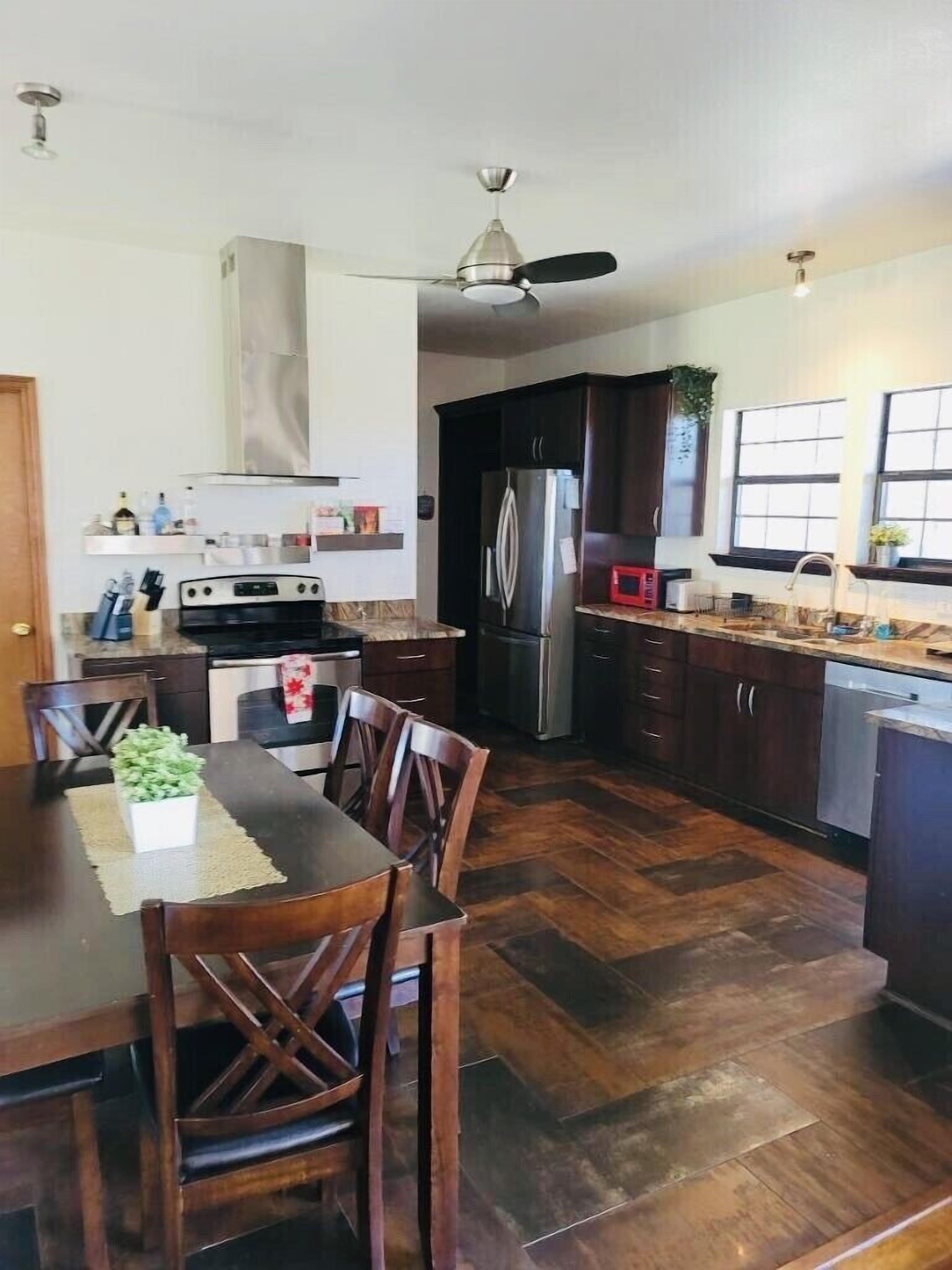 Een koelkast, een magnetron, een oven, een kookplaat