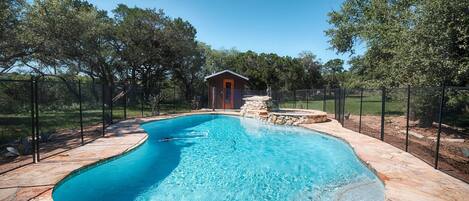 Una piscina al aire libre