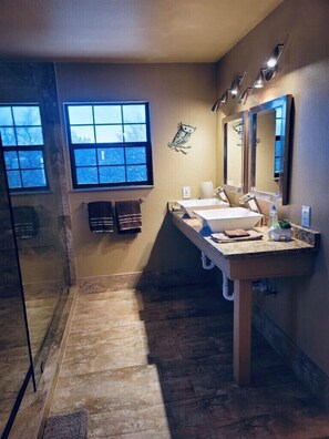 Bathtub, hair dryer, towels, soap - RETREAT NEXT TO FLAT CREEK WINERY, Pool,Billiard Table,Outdoor Kitchen, Fire Pit (Marble Falls)