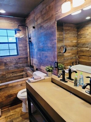 Bathtub, hair dryer, towels, soap - RETREAT NEXT TO FLAT CREEK WINERY, Pool,Billiard Table,Outdoor Kitchen, Fire Pit (Marble Falls)