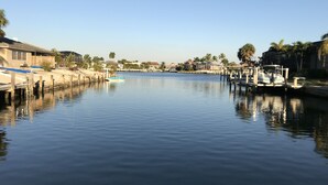 Una orilla tranquila con un muelle y un bote.