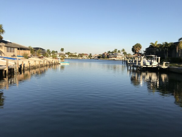 Un rivage paisible avec un quai et un bateau.