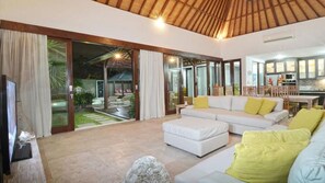 TV - Villa Hibiscus Luxury 4 Bed - 250 meters from beautiful Sanur Beach (Sanur Kauh Denpasar Sel. Kota Denpasar)