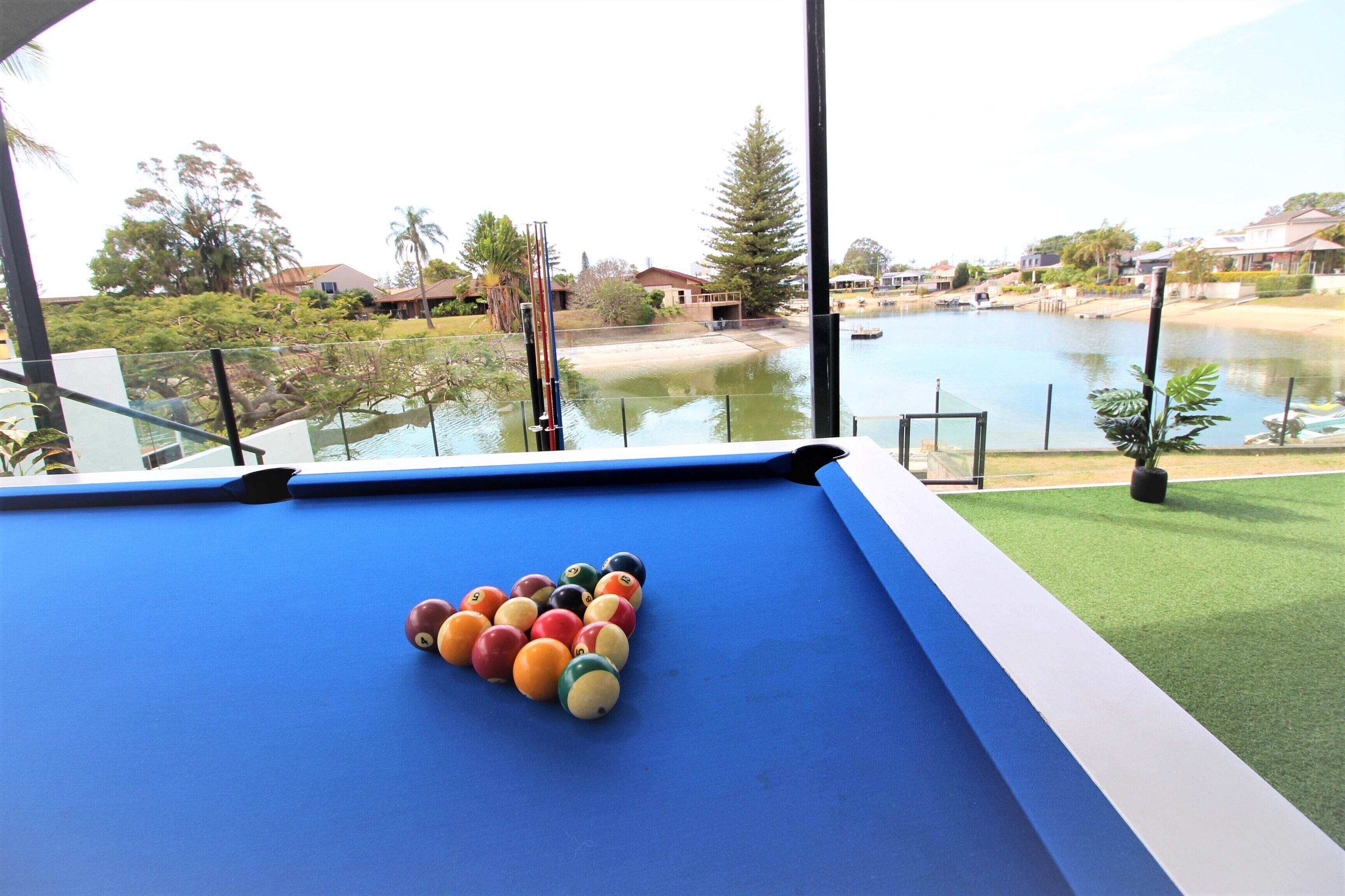^^ Waterfront Broadbeach Abode ^^  Child and Pet friendly — image 2