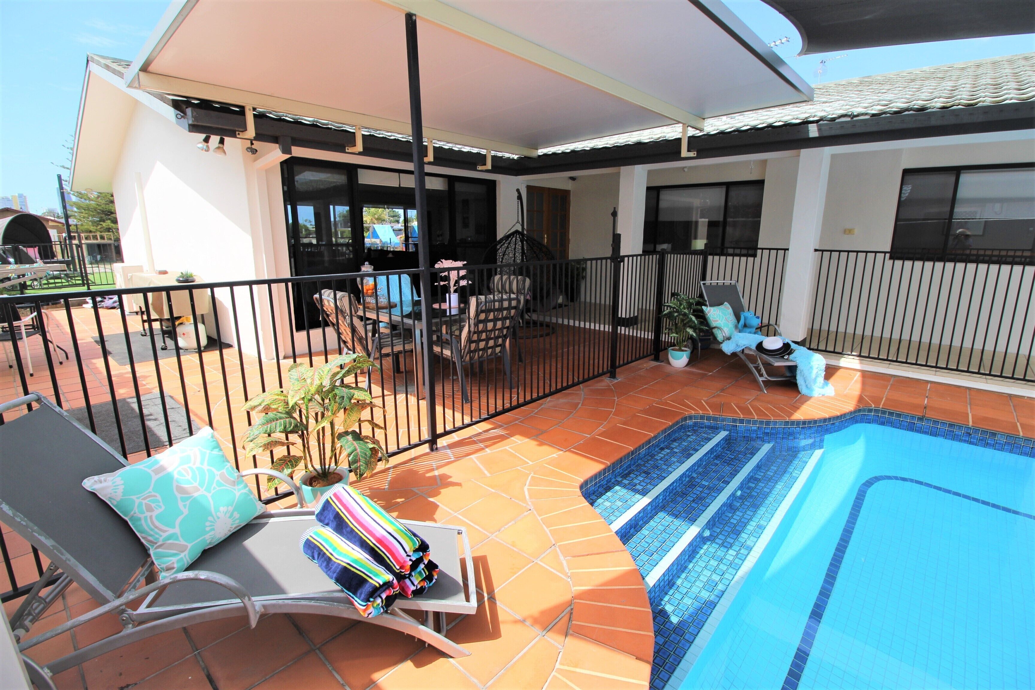 ^^ Waterfront Broadbeach Abode ^^  Child and Pet friendly — image 9