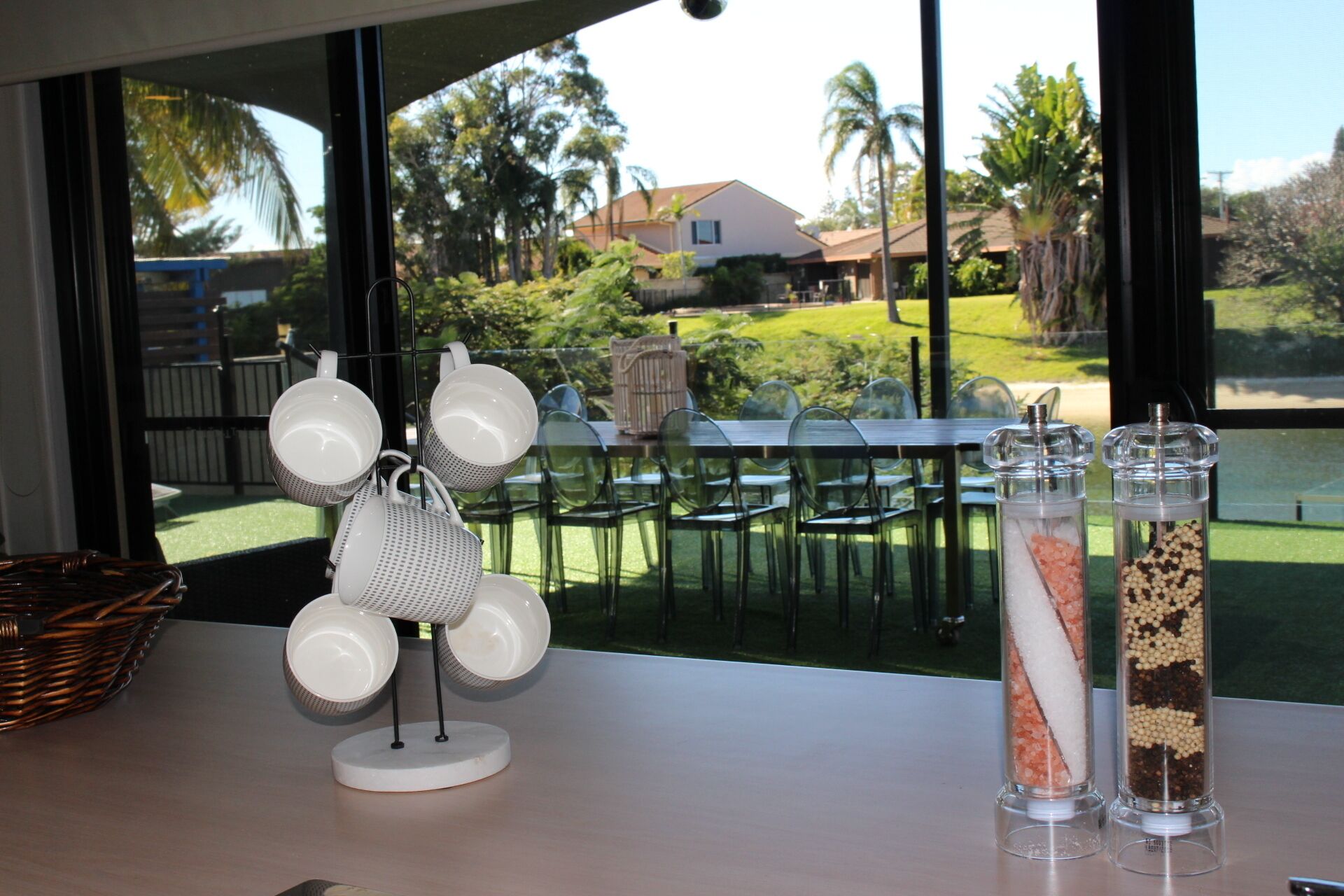 ^^ Waterfront Broadbeach Abode ^^  Child and Pet friendly — image 6