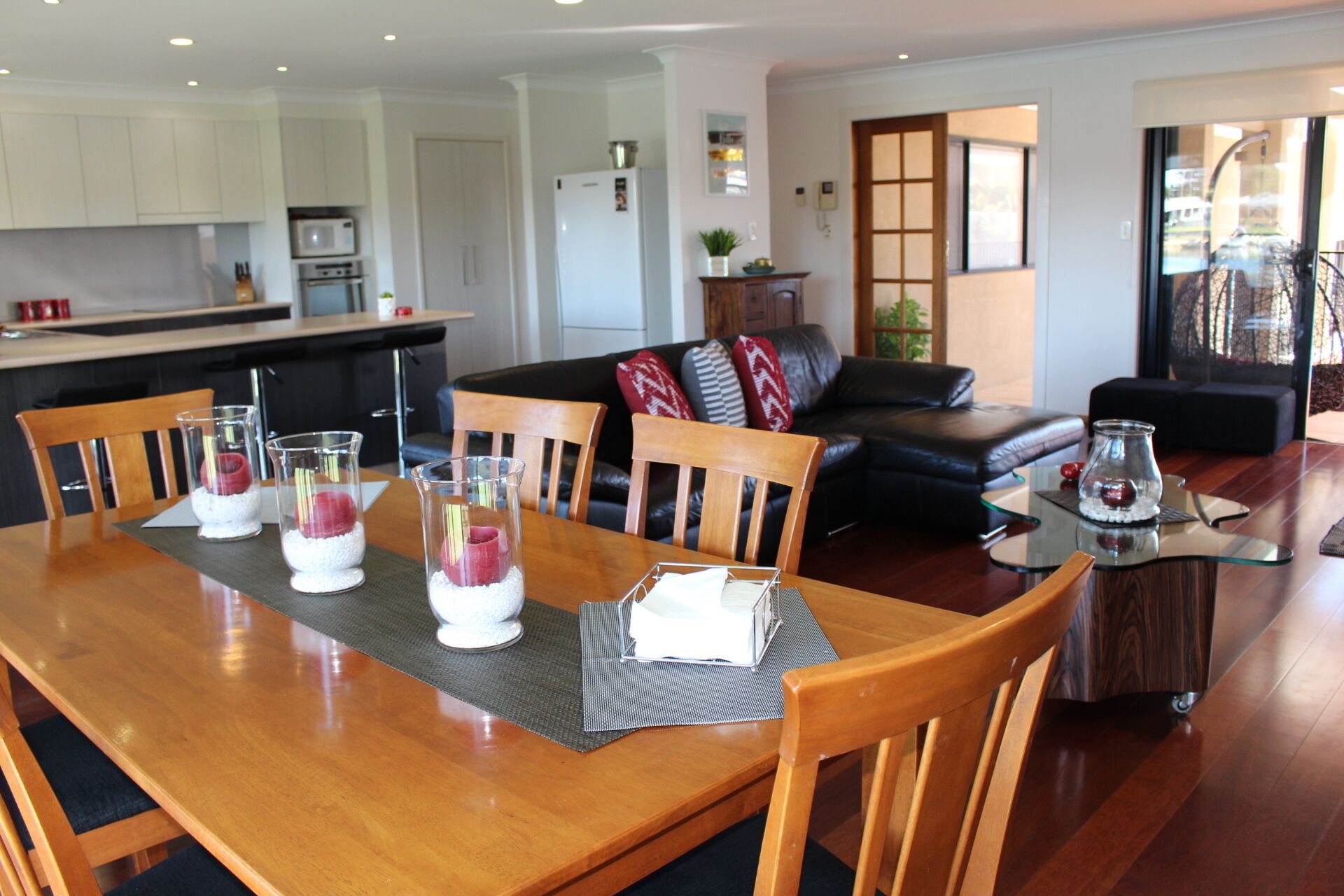 ^^ Waterfront Broadbeach Abode ^^  Child and Pet friendly — image 5
