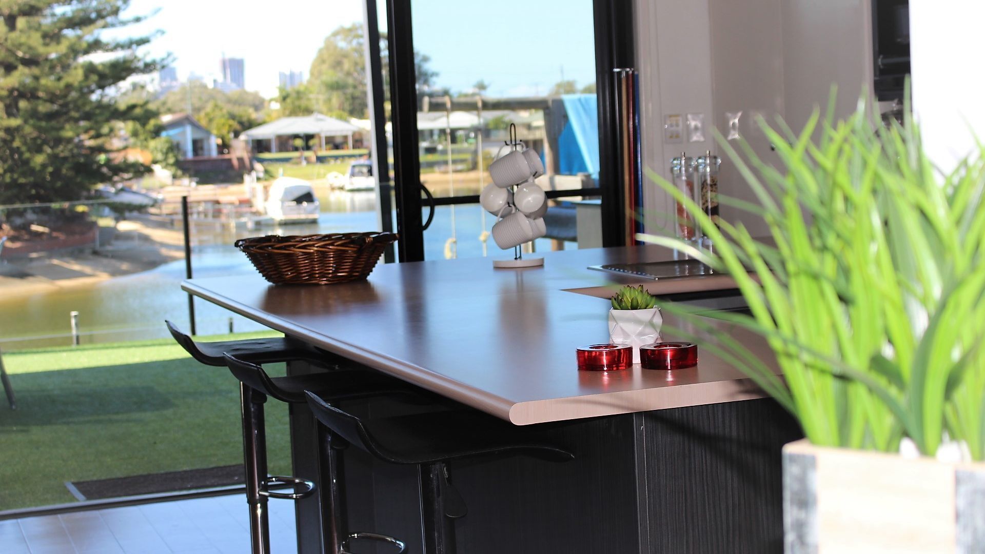 ^^ Waterfront Broadbeach Abode ^^  Child and Pet friendly — image 3