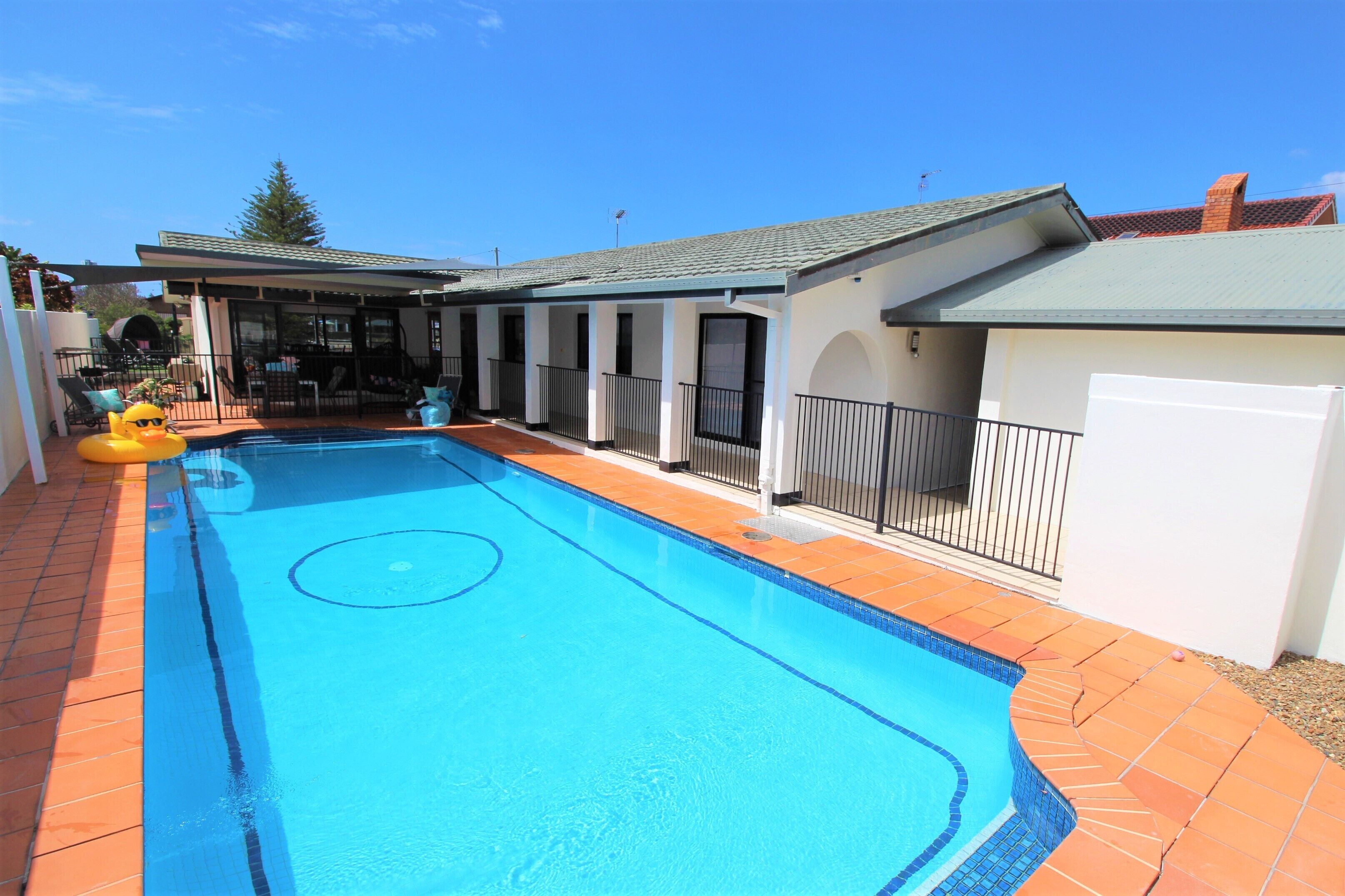 ^^ Waterfront Broadbeach Abode ^^  Child and Pet friendly — image 8