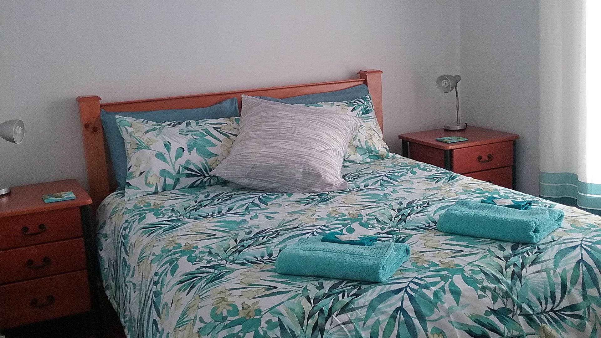 2 bedrooms, desk, iron/ironing board, bed sheets