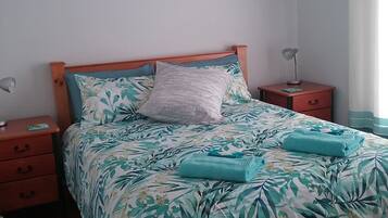 2 bedrooms, desk, iron/ironing board, bed sheets
