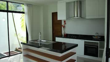 Køleskab, mikrobølgeovn, ovn, kogeplade