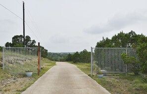 Property grounds - Blue Armadillo - Cozy Country Cabin Close to Downtown Wimberley (Wimberley)