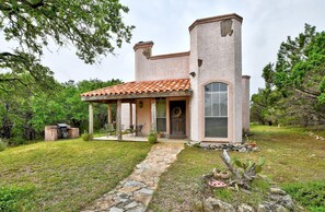 Exterior - Blue Armadillo - Cozy Country Cabin Close to Downtown Wimberley (Wimberley)