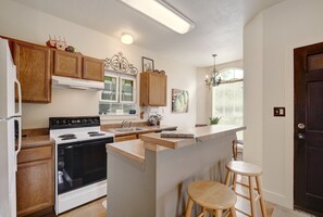 Fridge, microwave, oven, stovetop - Blue Armadillo - Cozy Country Cabin Close to Downtown Wimberley (Wimberley)