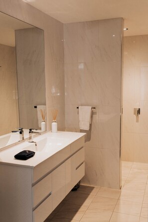 Dusche, Haartrockner, Bademäntel, Handtücher