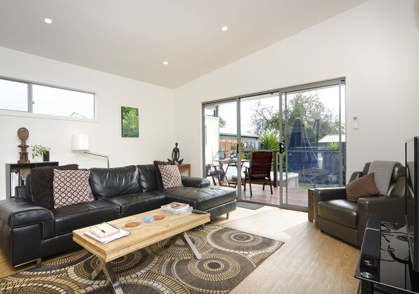 Smart TV, reproductor de DVD, libros y videoteca