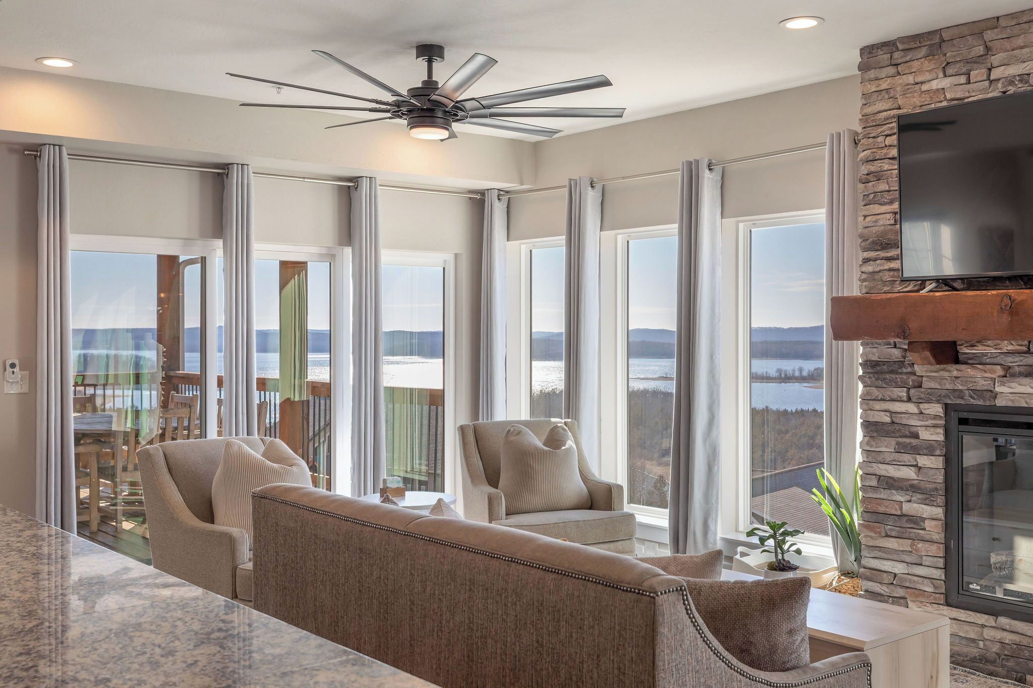 Smart TV, chimenea, videojuegos y reproductor de DVD 