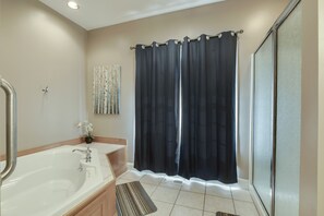 Bathtub, hair dryer, towels - • Reserve TOQUA COVES • Family Friendly • Lake Access • Two Decks • Sleeps 6+ (Loudon)