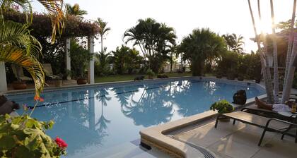 Villas Casa Loma - (Suite 204): Tropische Villa mit Pools und spektakulärer Aussicht