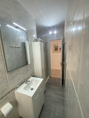 Hair dryer, towels, soap, shampoo - LARGE SALOU APARTMENT (Salou)