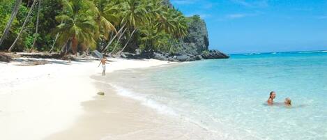 Chaises longues, serviettes de plage