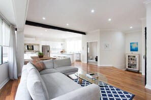 TV - Hidden Treasure - Fremantle CBD (Fremantle)