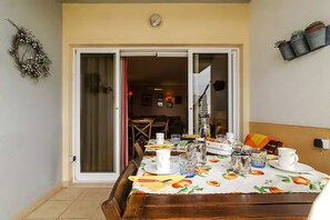 Outdoor dining - Seaview at Vila da Praia - Near the beach and also very close to Alvor village (Alvor)