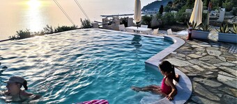 Villa ERIKA. Panoramic pool. Access to the sea. Privileged view of the Egean.